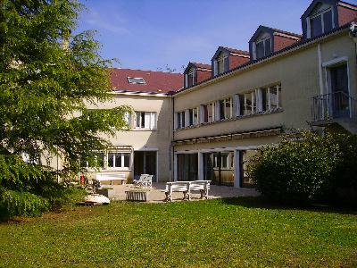 Bâtiment central et jardin du CFMI de Tours